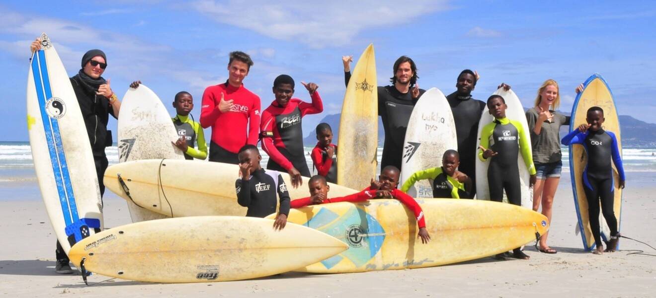 Volunteers und Kinder im Surf-Projekt