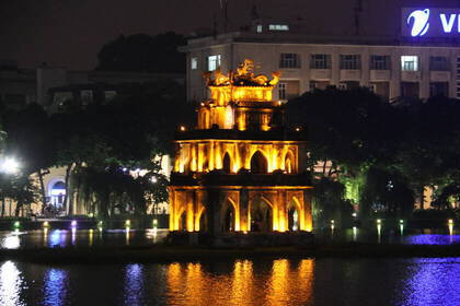 Pagode in Hanoi bei Nacht