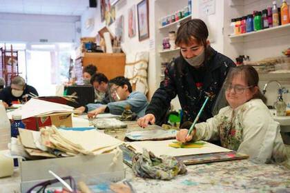 Kunsttherapie in Bilbao - Volunteer mit Kind beim Malen 