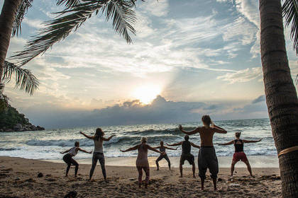 Gemeinsame Yoga Übungen am Strand