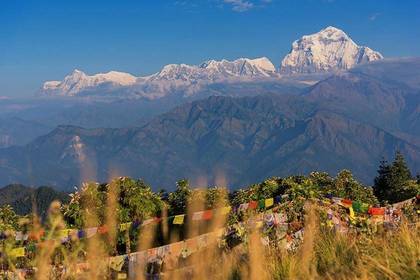 Ausblick über Gebetsfahnen und Himalaya von unserer Trekking-Route